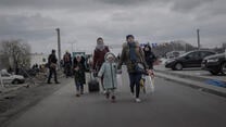 Kvinnor och barn tar sig över gränsen mellan Ukraina och Polen