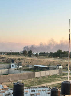 응급의료팀의 숙소 인근에 폭탄이 떨어진 뒤 연기가 하늘을 찌릅니다.