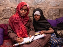 Två flickor sitter och gör sina läxor i Jemen