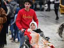 시리아 지진 발생 후 한 남성이 휠체어를 탄 할머니들을 밀고 있다.