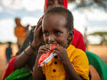 소말리아의 나스테호(25)의 어린 아들이 국제구조위원회의 이동 의료팀이 제공한 영양실조 치료식을 먹고 있습니다.