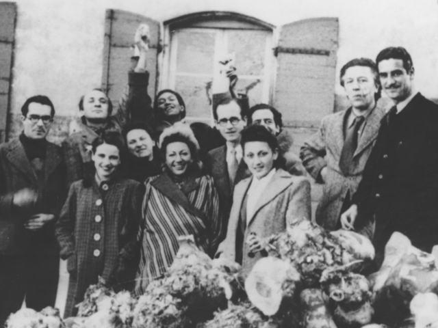 En grupp konstnärer tillsammans med Varian Fry (i mitten med glasögon) vid Villa Air-Bel utanför Marseilles, Frankrike 1941.