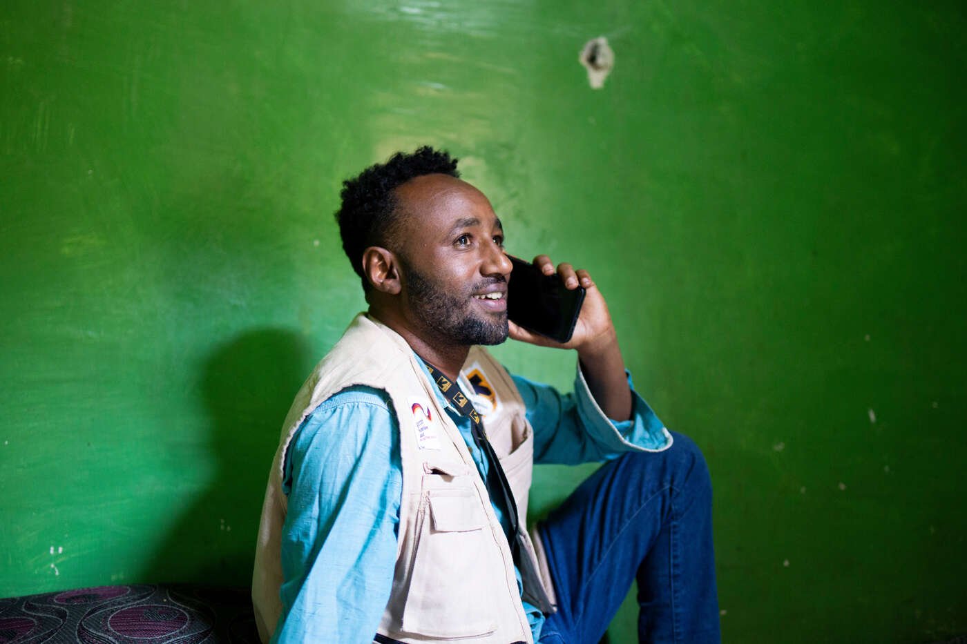 En av RESCUE:s medarbetare, Gidi, pratar på telefon med sin familj. 