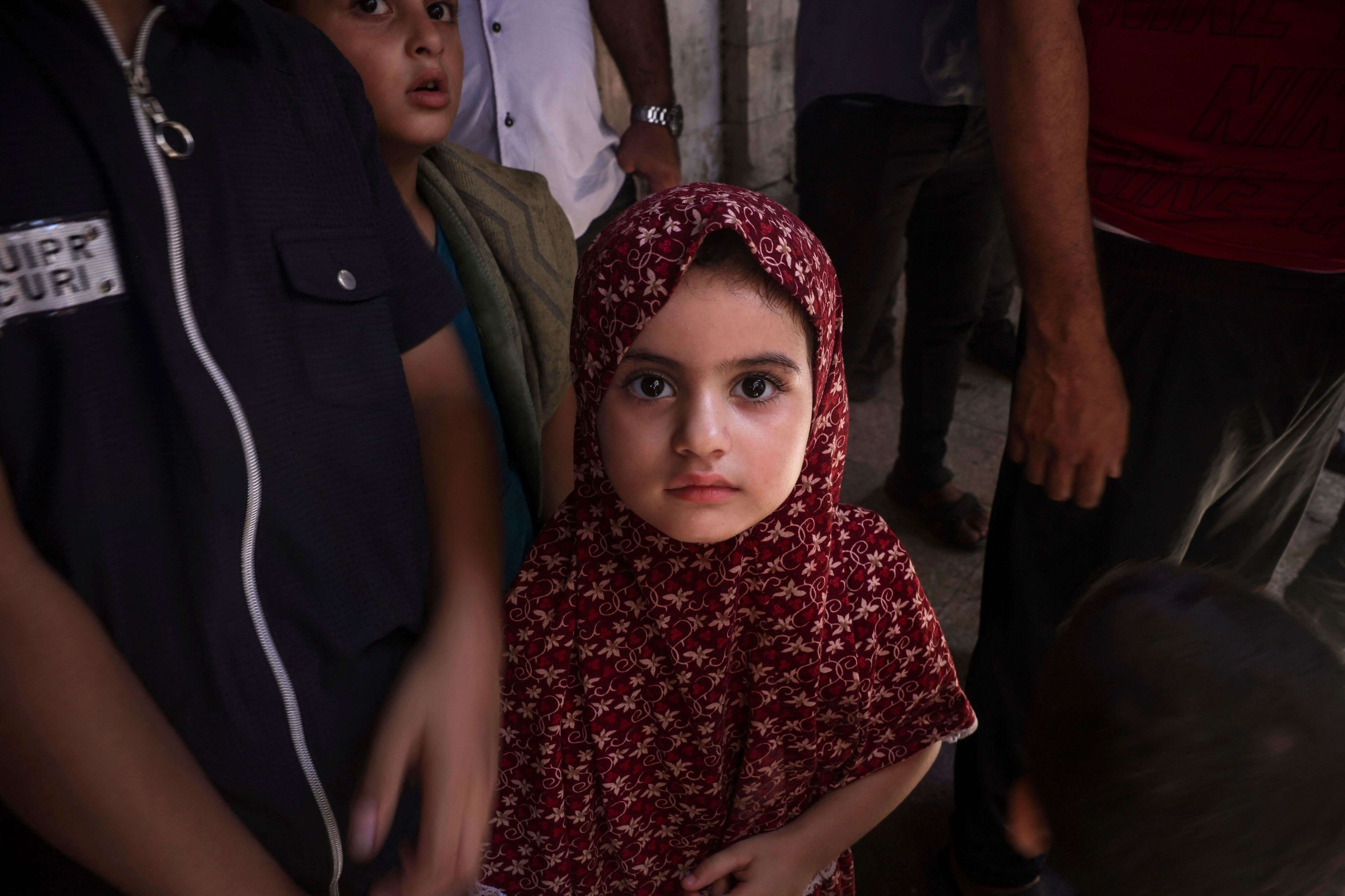 가자 지구의 한 어린 소녀가 카메라를 응시하고 있습니다. 