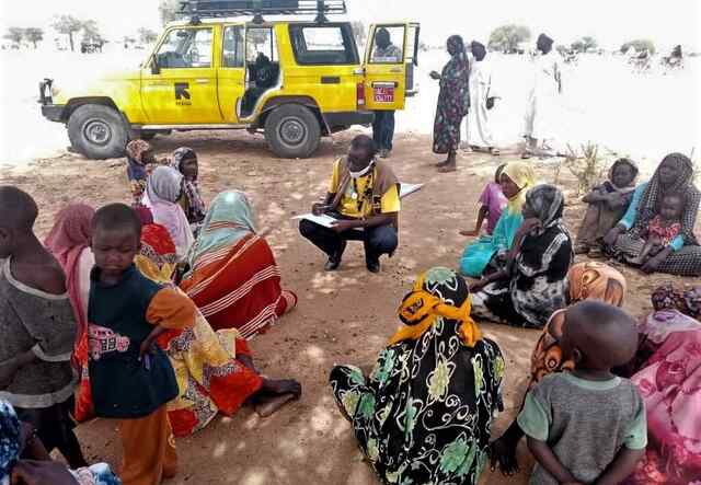IRC-Mitarbeitende an der Grenze zum Tschad unterstützen Geflüchtete aus dem Sudan
