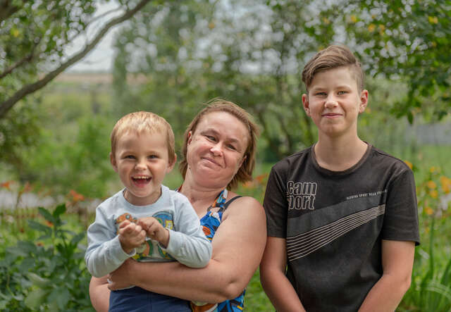 Natasha, 42 år, med sina söner Mykola, 13 år, och Denys, 3 år.