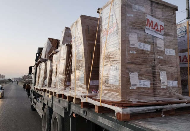 국제구조위원회의 지원 물품을 가득 실은 트럭이 가자 지구로 향하고 있습니다.