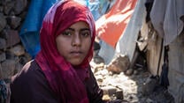 Flicka i sitter i ett läger för internflyktingar i Jemen