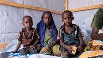 Die Geschwister Nouraddine, Rawiha und Gamaradine (von links nach rechts) in ihrer Unterkunft im Flüchtlingslager Gaga, Tschad.