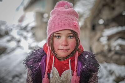Ein Mädchen in Idlib, Syrien, bei starkem Schneefall.