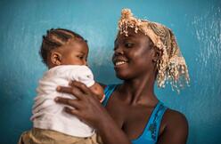 Gborlu Koiwu hält ihr zwei Monate altes Baby, Mamie, nachdem sie Impfungen gegen Polio und andere Krankheiten in IRCs Gesundheitszentrum Konia Health Catre in Liberia erhalten hat.