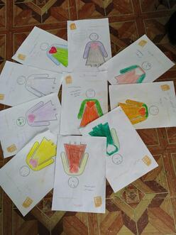 Bunte Bilder, die von Mädchen im Irak gemalt wurden