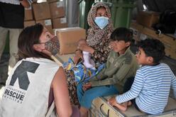 IRC staff Martha Roussou talks with a family at the Lesvos RIC