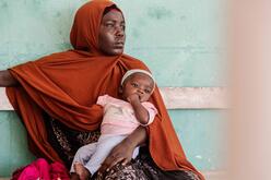 Eine Frau und ihr Baby in Somalia.