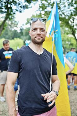 Man standing with a Ukrainian flag