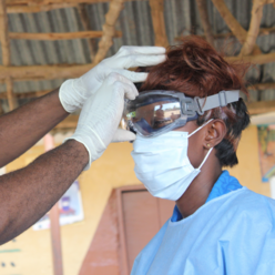 Mitarbeitende, die an einer Schulung zur Infektionsprävention und -kontrolle (Infection prevention and control, IPC) teilnehmen, die von der Partnerorganisation Concern Worldwide in Sierra Leone durchgeführt wird.