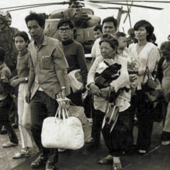 Südvietnamesische Geflüchtete kommen im April 1975 mit einem Schiff der U.S. Navy an.