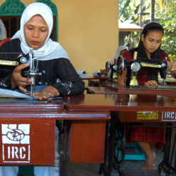 아스니다르(왼쪽)와 유스난디는 인도네시아 서부 아체주 판테 구라 마을의 재단사로 마을에 주로 의류를 공급하고 있습니다. 쓰나미로 자원이 파괴되자 국제구조위원회는 이들이 재봉 단체를 조직하도록 돕고 새로운 옷감과 기기를 제공해 주었습니다.  