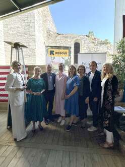 Från vänster: Moderator Malin Appelgren, följd av Annika Strandhäll, Jakob Granit, Anna Lasses, Anna Sundström, Gudrun Brunegård, Tobias Lundin Gerdås och Malin Parkler – medverkande i frukostseminariet Givarkartan ritas om – hur agerar Sverige och EU för global hälsa?