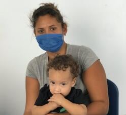 A woman and her child accessing primary health care services from the IRC at the Simón Bolívar bridge.