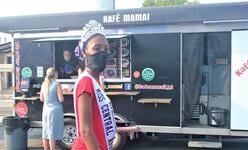 Miss Central America visiting food trucks.