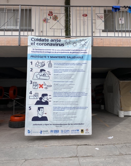 Una pancarta en español que promueve la prevención del COVID-19, colgada de una barandilla en el segundo piso de un antiguo motel que funciona como un "hotel de triaje" respaldado por el IRC en México. Una pancarta en español que promueve la prevención del COVID-19, colgada de una barandilla en el segundo piso de un antiguo motel que funciona como un "hotel de triaje" respaldado por el IRC en México.