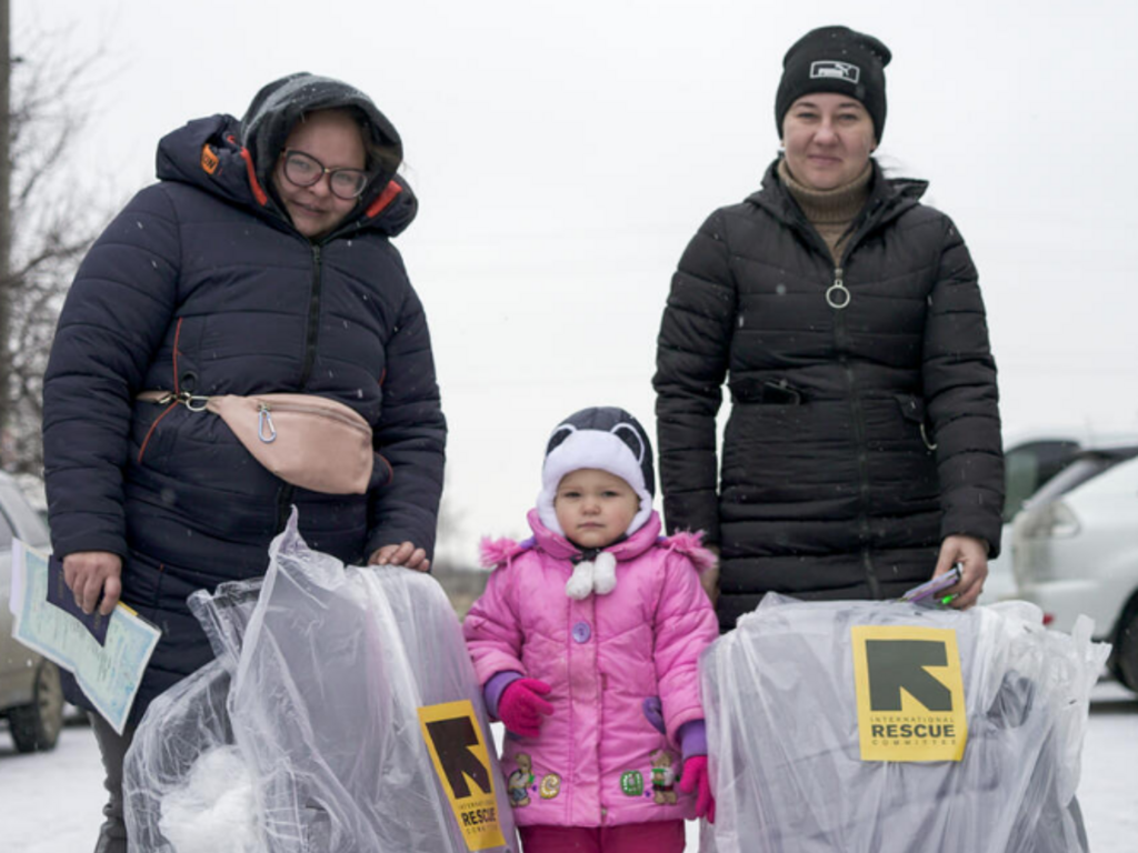 Natalia (Mutter), Yana (Tante) und Eva haben Winterausrüstung erhalten und sich für finanzielle Hilfe in der Region Charkiw im Nordosten der Ukraine registriert.