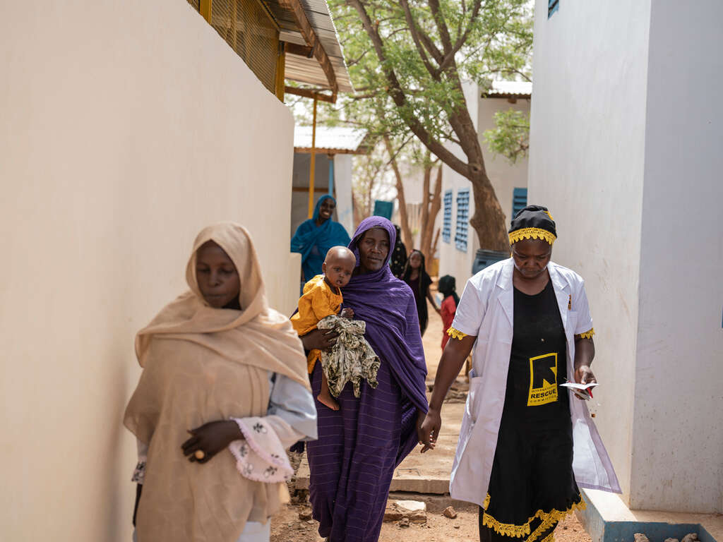 En av RESCUE:s medarbetare går tillsammans med två kvinnor i Tchad. 