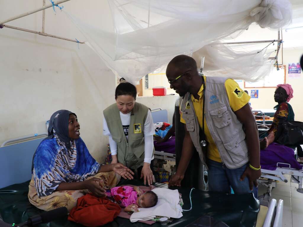 오민애 홍보대사가 케냐 카쿠마 아무사이트 병원에서 신생아병동 환자들을 만나고 있다