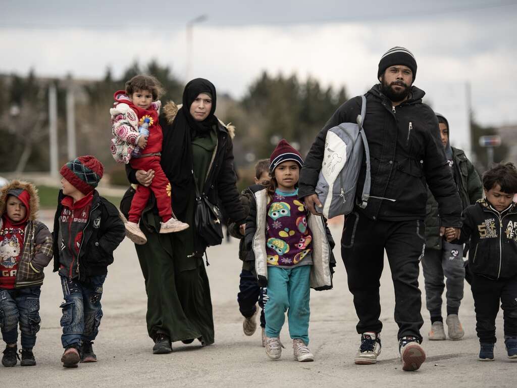 En familj på flykt från våldet i Libanon, de står vid gränsen till Syrien. 