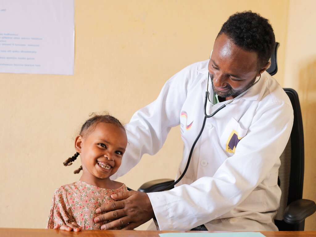 An IRC doctor in Chad screens and treats a child for malnutrition.