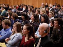 Viele Menschen sitzen im Publikum