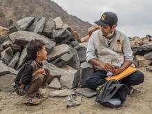 En pojke pratar med en RESCUE medarbetare i Jemen