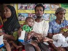 Eine Familie mit zwei Kleinkindern erhält im Flüchtlingslager Da Paing in Myanmar in einer von RESCUE unterstützten Klinik medizinische Versorgung.