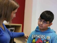 Ein geflüchteter Junge mit seiner Lehrerin in Brandenburg.