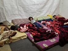 Kinder leben mit ihrer Familie in einem umfunktionierten Hühnerstall.