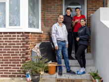 Chadia med hennes man Mazen och deras barn, Zane och Nour står framför deras hus i Brighton, Storbritannien.