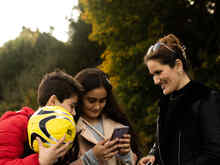 IRC UK client Zahra and her children 