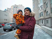 When the war started in Ukraine, she fled abroad with her sons. Nataliia attends counseling sessions and brings her son to art therapy at the IRC’s Women Protection and Empowerment Facility.