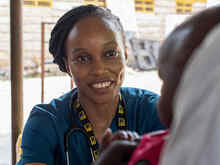 Kenia. Sila Monthe, 29, Gesundheitsmanagerin des IRC in Kakuma, spricht mit Judith Idiengo, 27, und ihrer Tochter Vanessa, 1, während eines Screenings auf Unterernährung in der Locher Ang'Amor Gesundheitsstation im Flüchtlingslager Kakuma. 