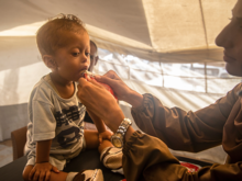 En pojke blir behandlad mot undernäring av RESCUE:s personal i Gaza.