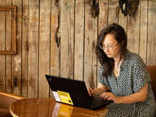 Eine Pädagogische Fachkraft nimmt an einem Selbstlernkurs teil