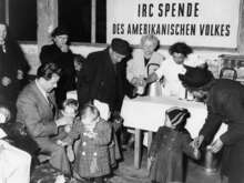 Carel Sternberg, ehemaliger IRC-Geschäftsführer, besucht 1945 eine Lebensmittelausgabestelle in Berlin.