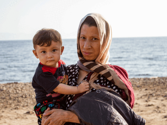 Geflüchtete Mutter mit Kind am Strand von Lesbos