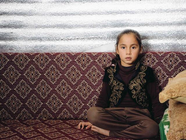 Reem sitter på sin säng i flyktinglägret