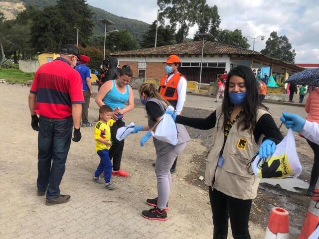 IRC-Teams verteilen Hygiene-Kits mit Seife, Zahnpasta, Zahnbürsten, Toilettenpapier und Handtüchern sowie Trinkwasser und Nahrungsmittel an venezolanische Migrant*innen an der Grenze zu Kolumbien.