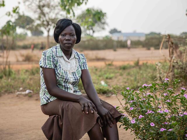 Foni Grace sitzt im Lager Bidi Bidi in Uganda.