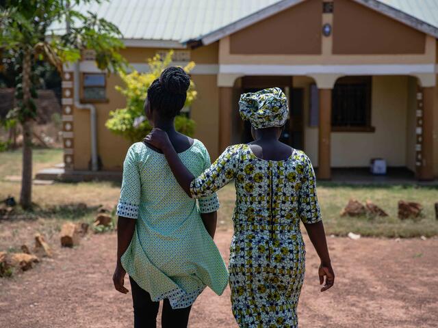 Grace und ihre Kollegin Fatuma laufen durch die Straßen. 