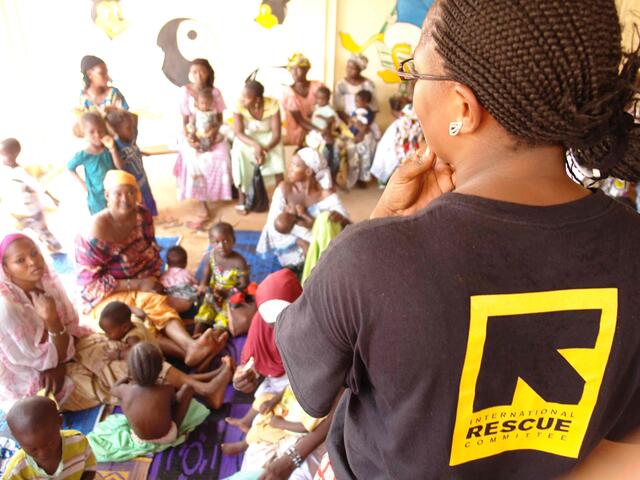 Eine IRC-Mitarbeiterin leistet Aufklärungsarbeit in Mali