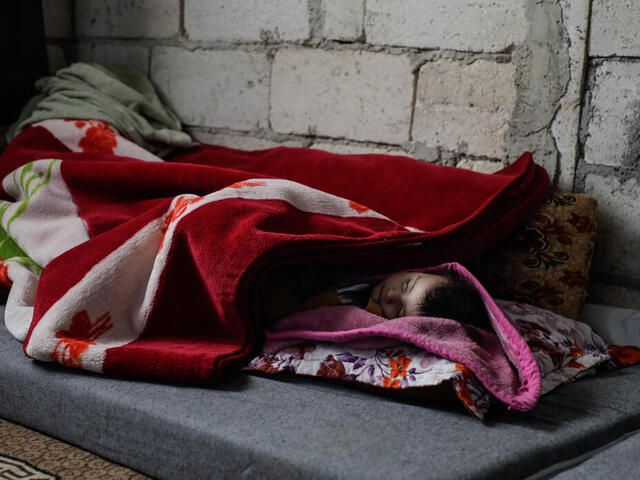 Nio-månader gamla Niveen sover under filtar i Syrien